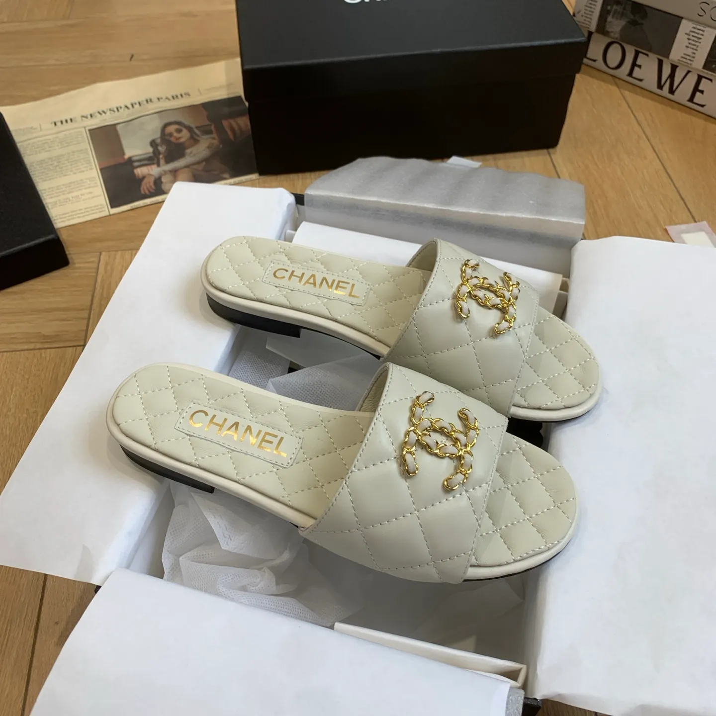 👟👟Ex-factory price 500👟👟 🍀Chanel Xiaoxiang 25ss new lazy double C-buckle slippers. Versatile, slimming and elegant slippers. A slipper with great appearance. It looks great with any combination! Lazy slippers are worth recommending. Calfskin upper, mixed sheepskin lining, Italian genuine leather outsole. Size: 35-41 (40 and 41 customized, non-refundable) 👉